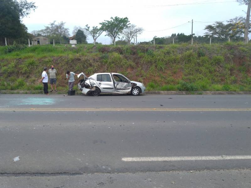 Acidente envolvendo três carros deixa feridos em Criciúma — foto 1