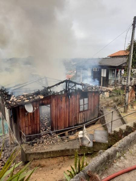 Casa de madeira é consumida por incêndio em Orleans — foto 1