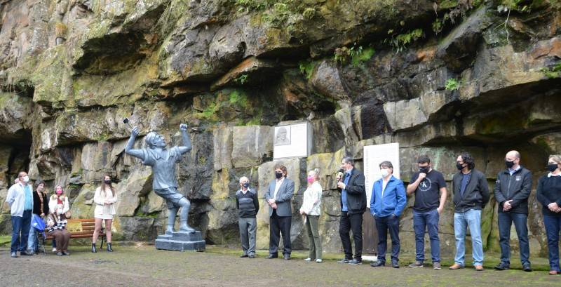 Estátua em homenagem a Zé Diabo é inaugurada em Orleans — foto 1