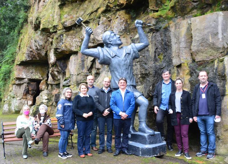 Estátua em homenagem a Zé Diabo é inaugurada em Orleans — foto 2