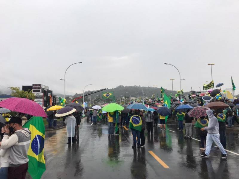 Apesar da chuva, manifestantes pró-Bolsonaro se reúnem em Criciúma — foto 1