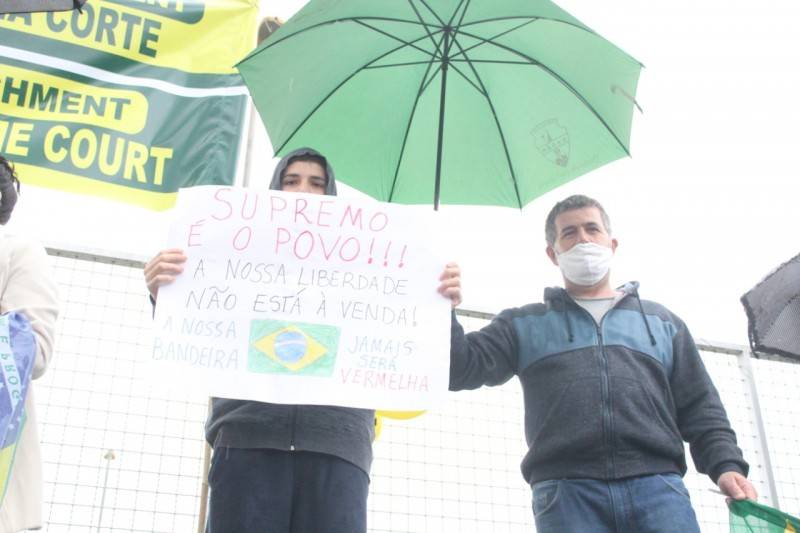 Apesar da chuva, manifestantes pró-Bolsonaro se reúnem em Criciúma — foto 2