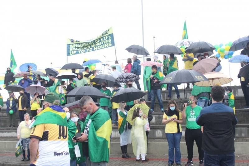 Apesar da chuva, manifestantes pró-Bolsonaro se reúnem em Criciúma — foto 7