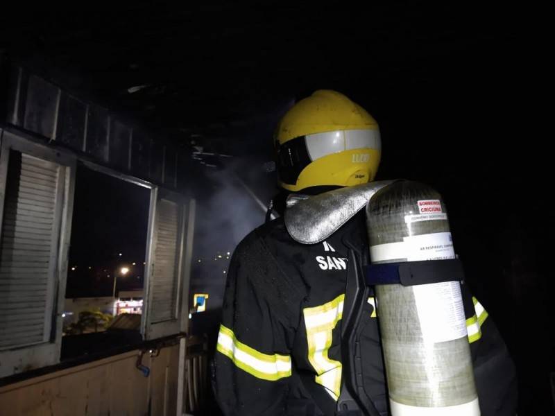Bombeiros combatem incêndio em casa no bairro São Cristóvão — foto 2