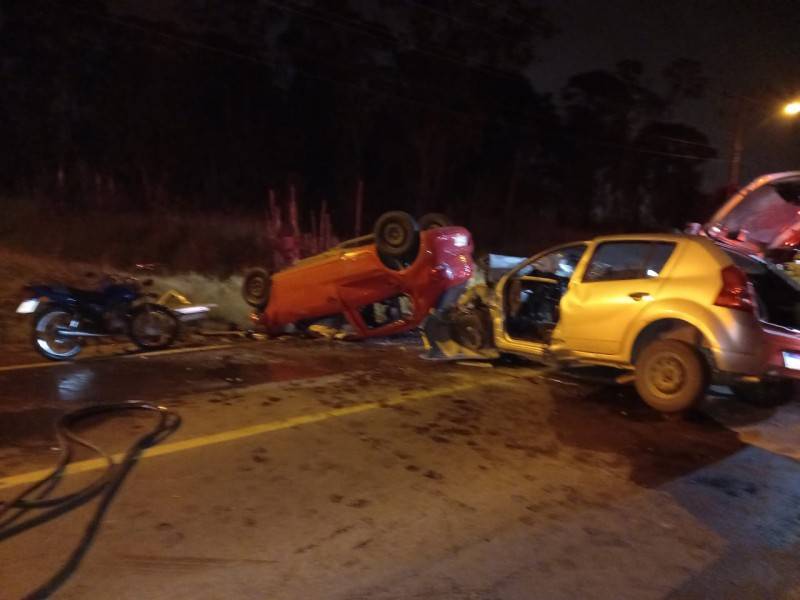 Duas pessoas morrem após colisão frontal no bairro Demboski — foto 1