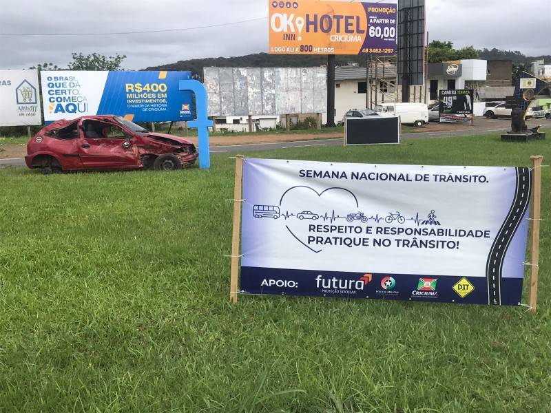 DTT faz campanha de conscientização com carros danificados pela cidade — foto 1