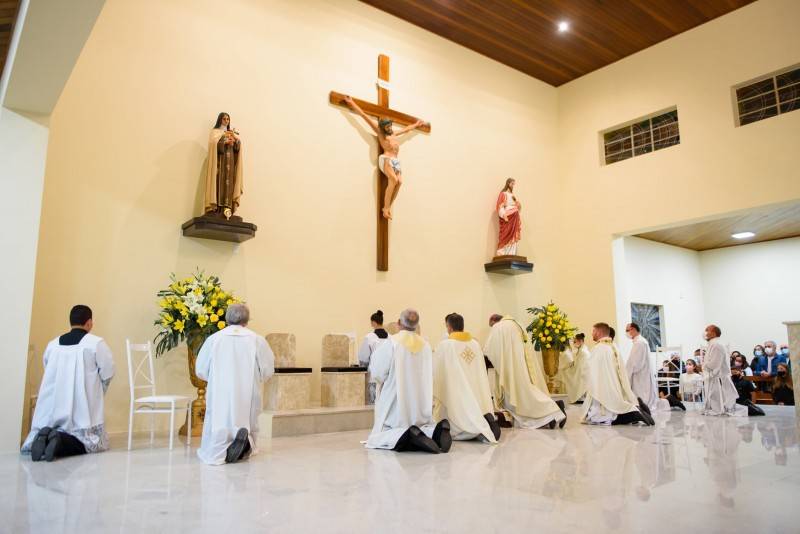 Paróquia Santa Terezinha celebra dedicação de sua Igreja Matriz e do altar — foto 1