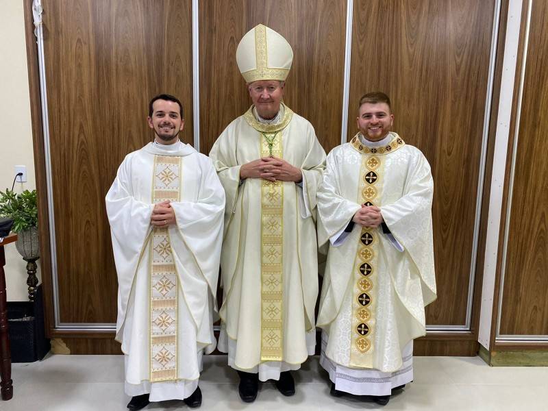 Paróquia Santa Terezinha celebra dedicação de sua Igreja Matriz e do altar — foto 2