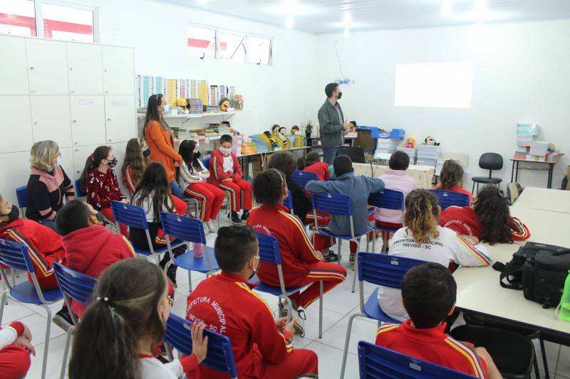 Rio Deserto distribui 12 mil mudas de eucalipto melífero e realiza ação em escola de Treviso — foto 2