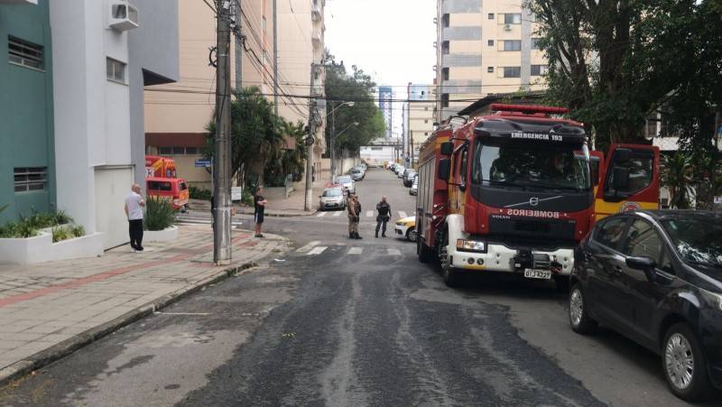 Incêndio na região central de Criciúma mobiliza Corpo de Bombeiros — foto 1