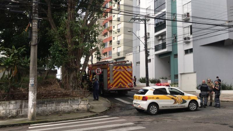 Incêndio na região central de Criciúma mobiliza Corpo de Bombeiros — foto 4