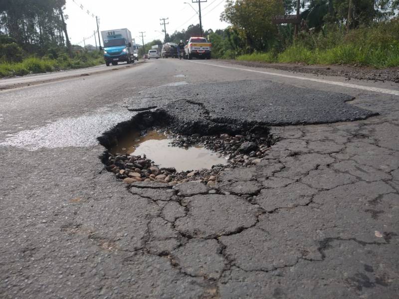 Colisão frontal deixa dois feridos na rodovia Gabriel Arns — foto 1