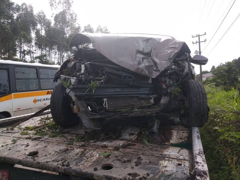 Colisão frontal deixa dois feridos na rodovia Gabriel Arns — foto 2