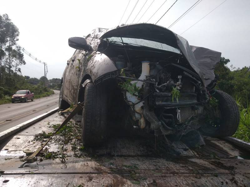 Colisão frontal deixa dois feridos na rodovia Gabriel Arns — foto 5