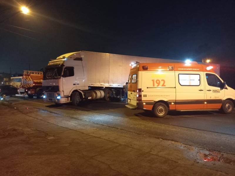 Motociclista fica ferido após colisão com caminhão — foto 1