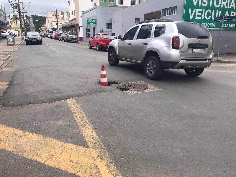 Buraco e cone causam transtornos na rua João Pessoa em Criciúma — foto 1