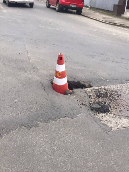 Buraco e cone causam transtornos na rua João Pessoa em Criciúma — foto 2