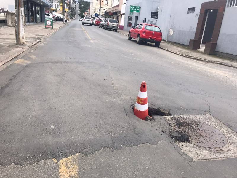 Buraco e cone causam transtornos na rua João Pessoa em Criciúma — foto 4