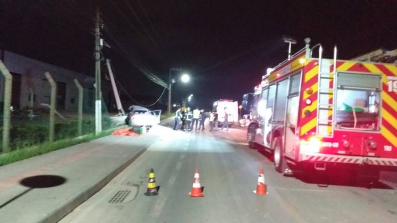 Motorista fica gravemente ferido após carro colidir em poste — foto 1