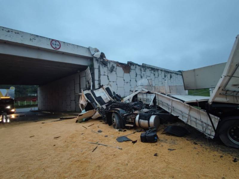 Carreta de Armazém cai de viaduto após acidente na BR-101 — foto 2