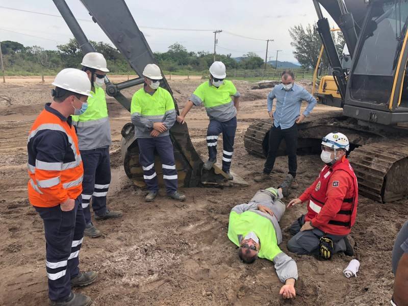 Bombeiros voluntários participam de simulado de acidente de trabalho em Jaguaruna — foto 1