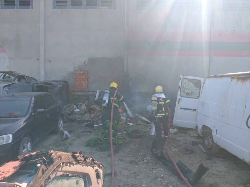 Veículo é consumido por incêndio em pátio de empresa de guinchos — foto 1