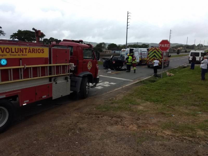 Cinco pessoas ficam feridas em capotamento de veículo na BR-101 — foto 1