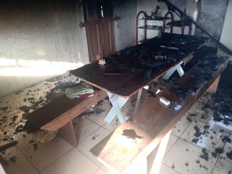 Incêndio é registrado em residência em Treze de Maio — foto 1