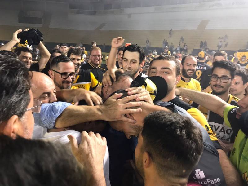 Heriberto Hülse aberto para a comemoração carvoeira; Anselmo celebra conquista junto da torcida — foto 1