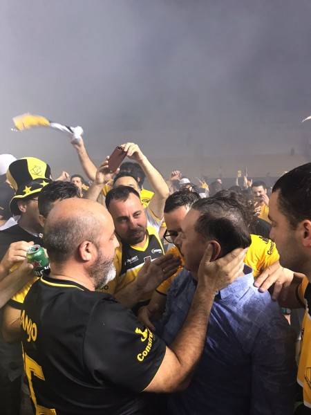 Heriberto Hülse aberto para a comemoração carvoeira; Anselmo celebra conquista junto da torcida — foto 2