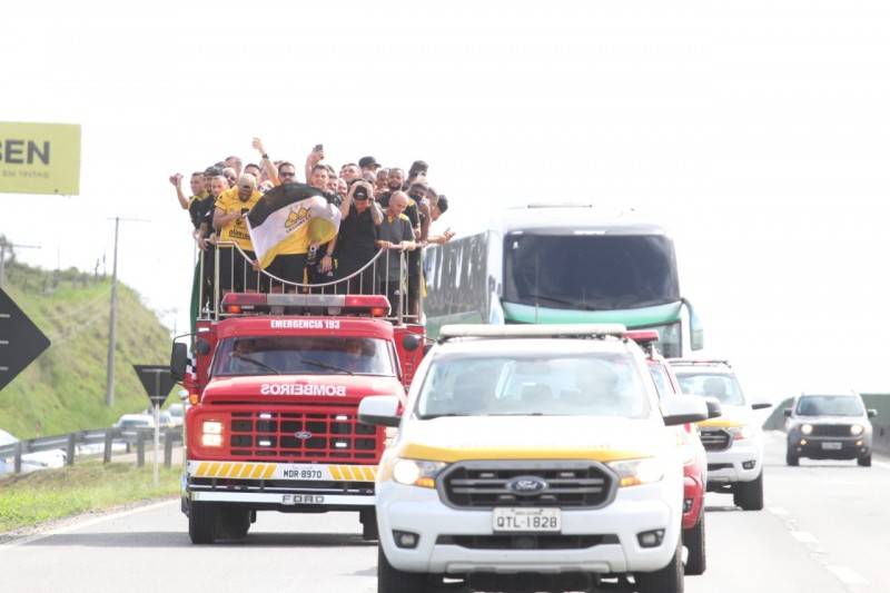 Imagens aéreas: confira a carreata do Tigre; veja ainda imagens dos jogadores e da torcida carvoeira — foto 2