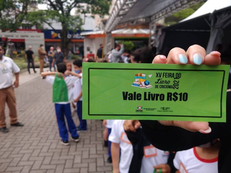 Feira do Livro tem participação de escolas e contação de histórias no primeiro dia — foto 1