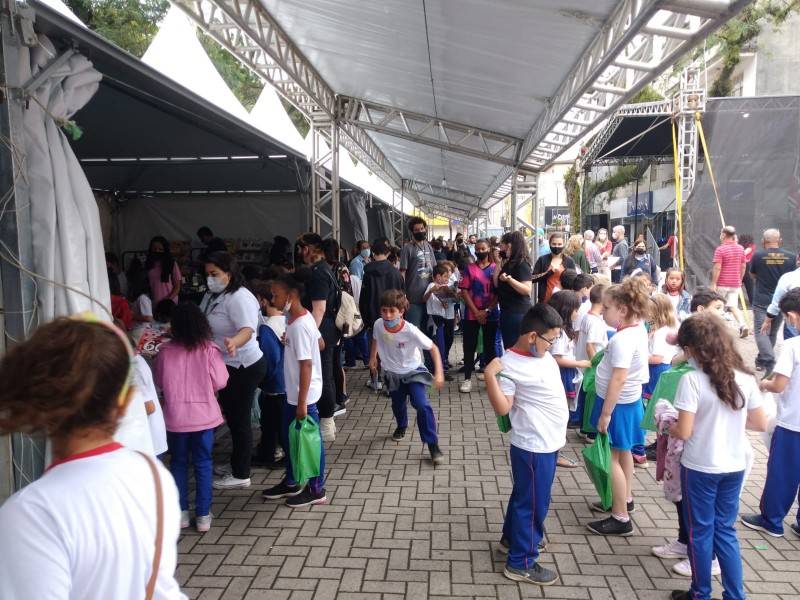 Feira do Livro tem participação de escolas e contação de histórias no primeiro dia — foto 2