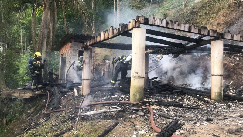 Corpo de Bombeiros combate incêndio em casa no bairro São Simão — foto 1