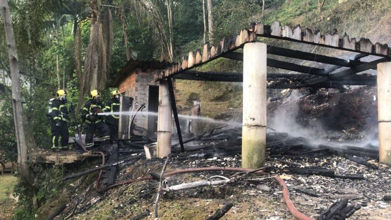 Corpo de Bombeiros combate incêndio em casa no bairro São Simão — foto 2