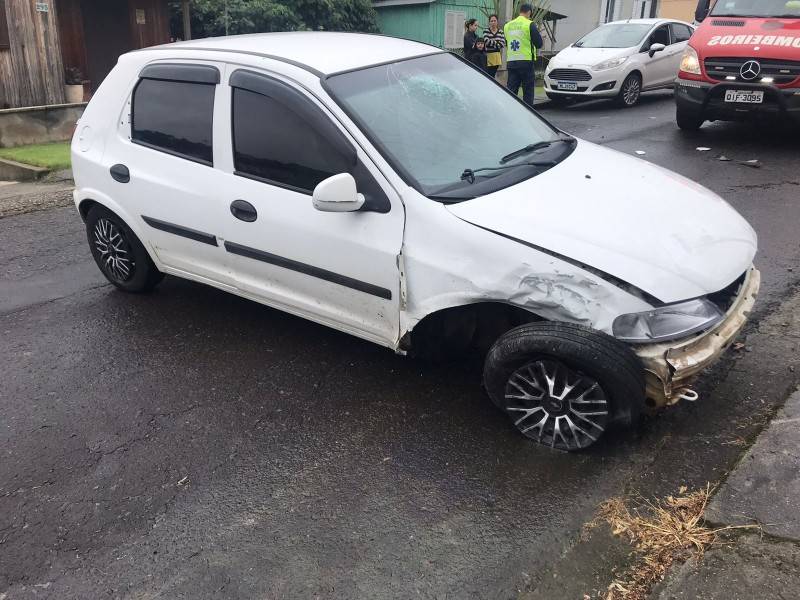 Duas mulheres ficam feridas após colisão entre carros no bairro Argentina — foto 1