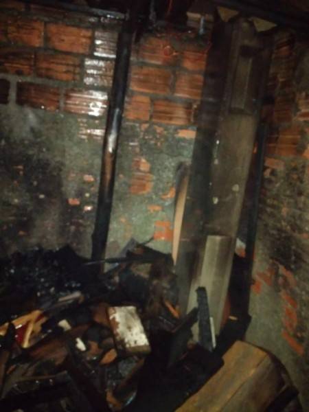 Princípio de incêndio atinge pilha de madeira em propriedade no Balneário Arroio do Silva — foto 1