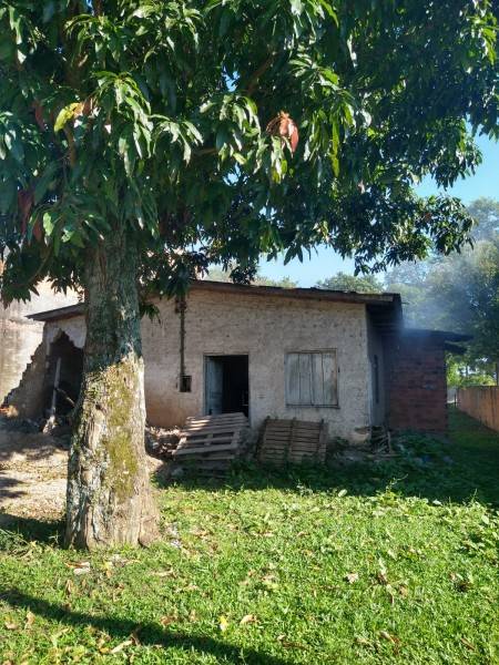 Princípio de incêndio é registrado em residência abandonada há anos — foto 1