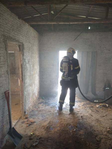 Princípio de incêndio é registrado em residência abandonada há anos — foto 2