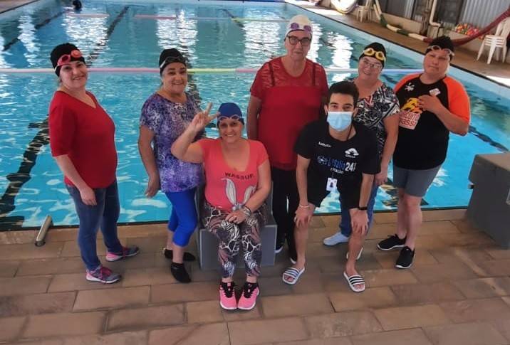 Os idosos na piscina: pauta do projeto Tartaruga na Unesc — foto 1