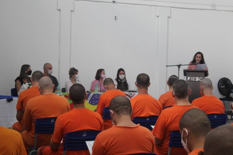 Em Criciúma, 250 detentos finalizam curso na área de costura — foto 1