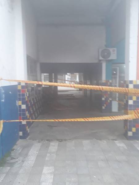 Bombeiros combatem incêndio em rodoviária desativada em Sombrio — foto 2