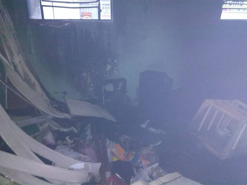 Bombeiros combatem incêndio em rodoviária desativada em Sombrio — foto 4