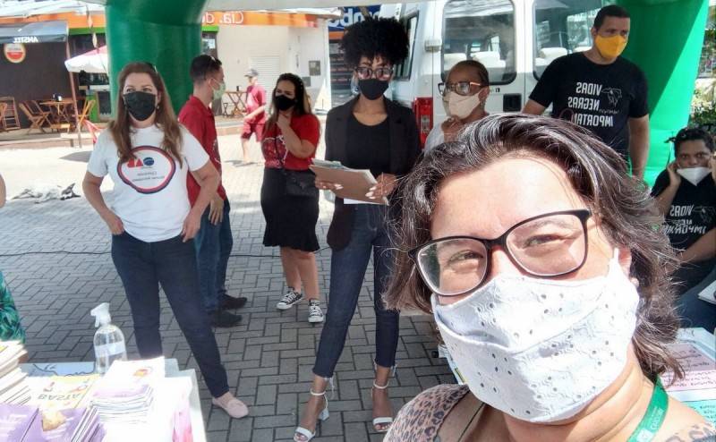 Projeto Amora leva informações sobre violência doméstica à praça Nereu Ramos — foto 1