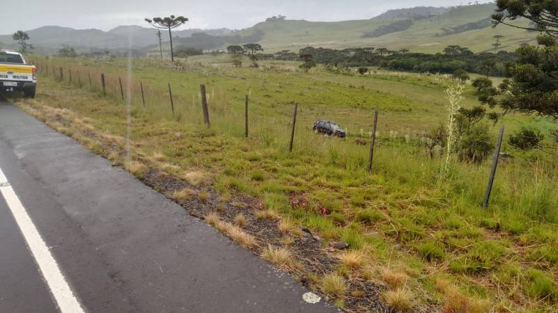 Saída de pista seguida de capotamento é registrada na Rodovia SC-110 — foto 1