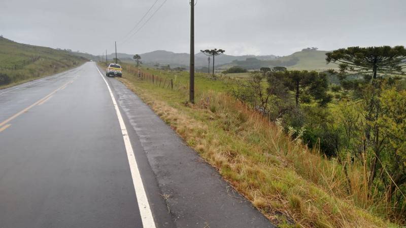 Saída de pista seguida de capotamento é registrada na Rodovia SC-110 — foto 2