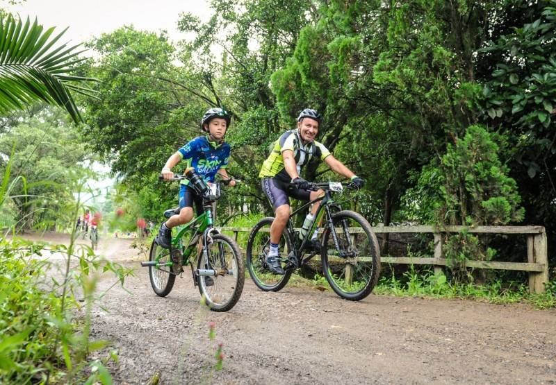 Mais de 300 ciclistas participaram de passeio em Treviso — foto 1