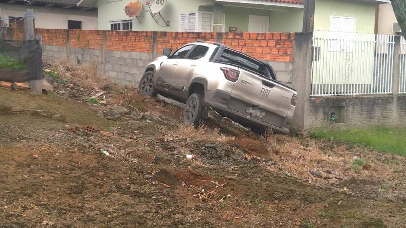 Criminosos assaltam casa, roubam carro e veículo é recuperado pela PM — foto 1