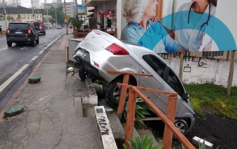 Após colisão, carro invade estacionamento na Júlio Gaidzinski — foto 1
