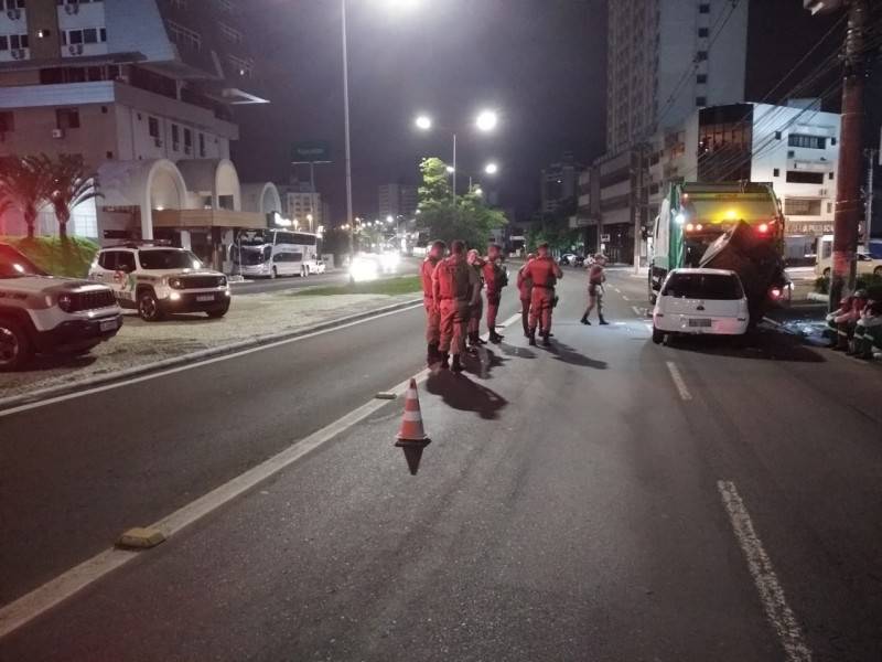 Motorista colide em caminhão da coleta de lixo na avenida Centenário — foto 1